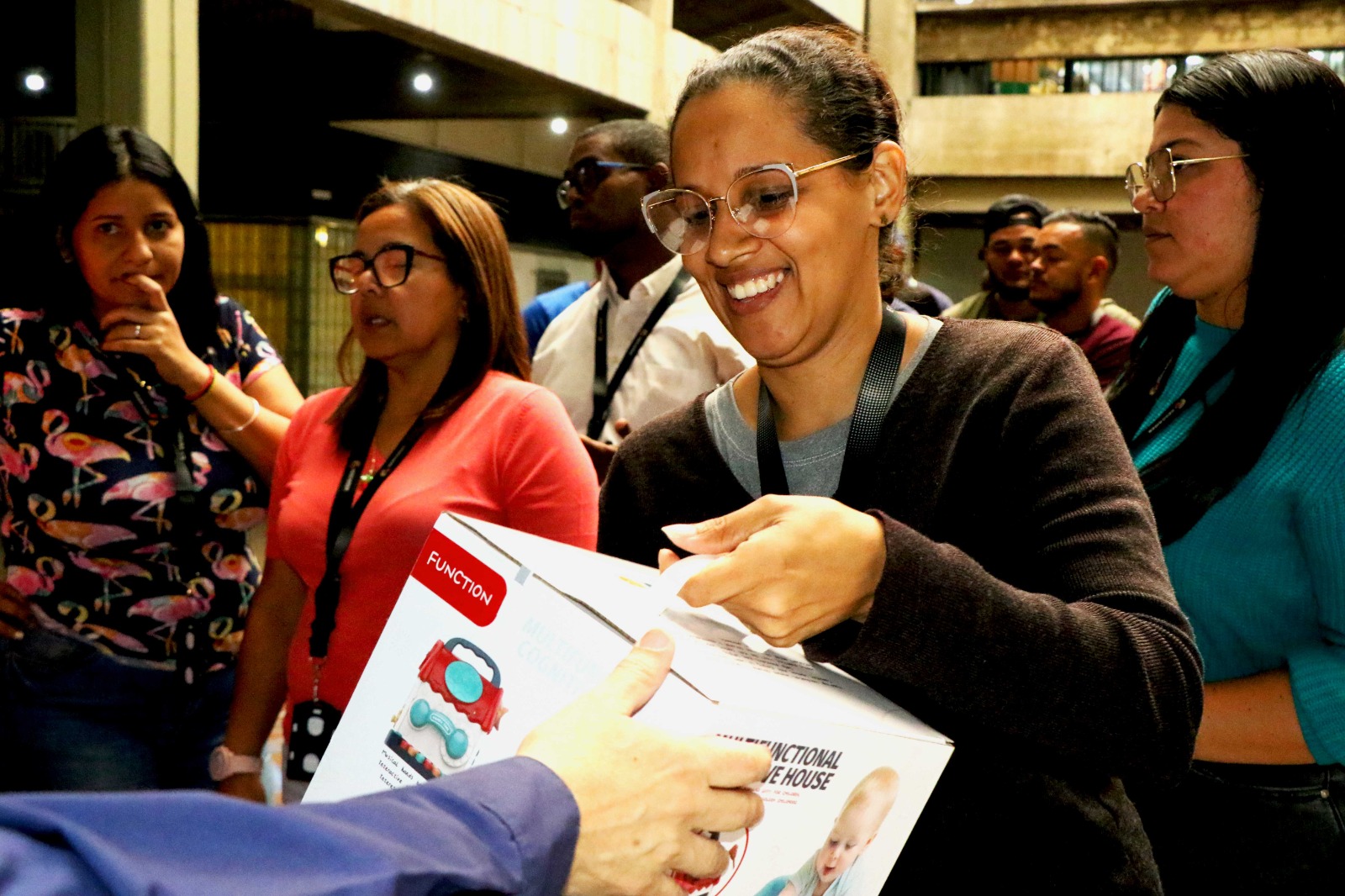 Trabajadores de Sencamer reciben juguetes